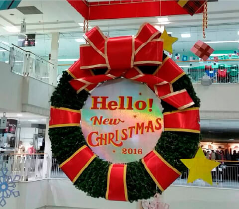 ショッピングモール　吹き抜けクリスマス装飾